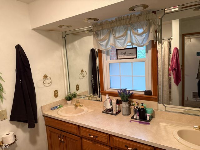 28 Cambridge Court, Anderson, IN 46012