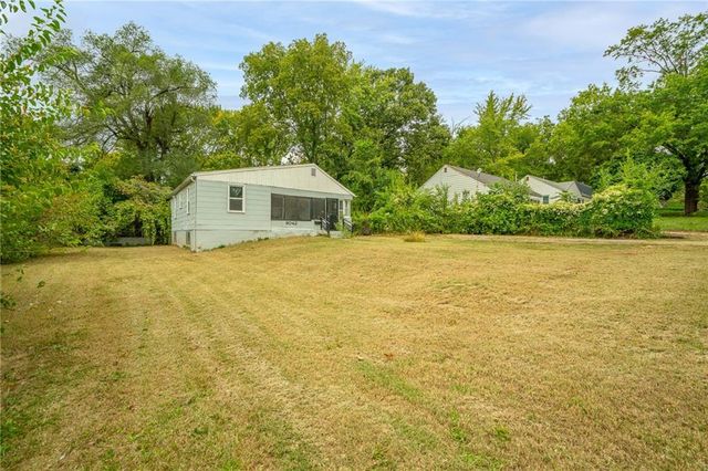 8042 Brooklyn Avenue, Kansas City, MO 64132