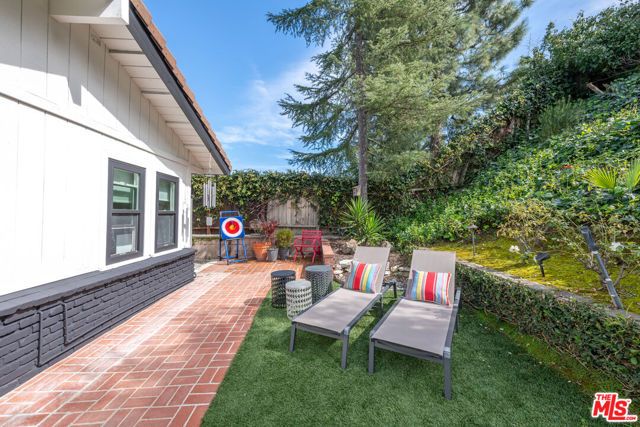 16012 Meadowcrest Road, Sherman Oaks, CA 91403