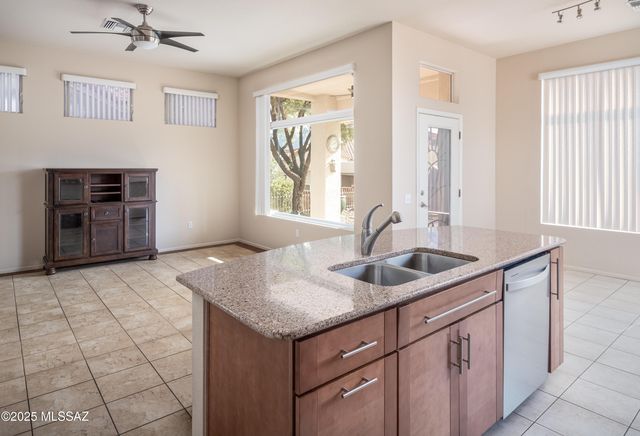 938 E Grass Meadow Place, Oro Valley, AZ 85755