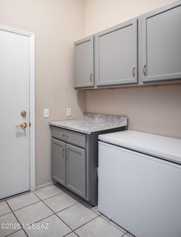 938 E Grass Meadow Place, Oro Valley, AZ 85755