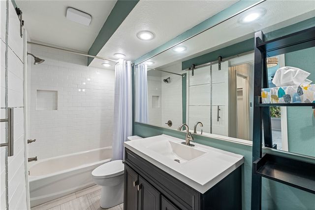 2411 N Bronze Tree Drive, Fayetteville, AR 72703