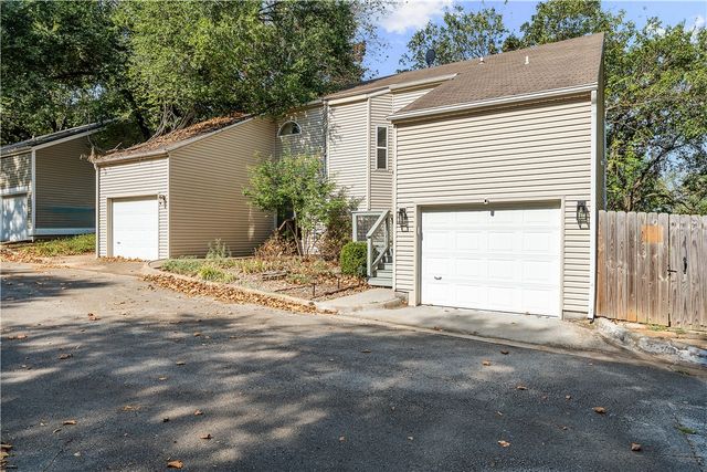 2411 N Bronze Tree Drive, Fayetteville, AR 72703