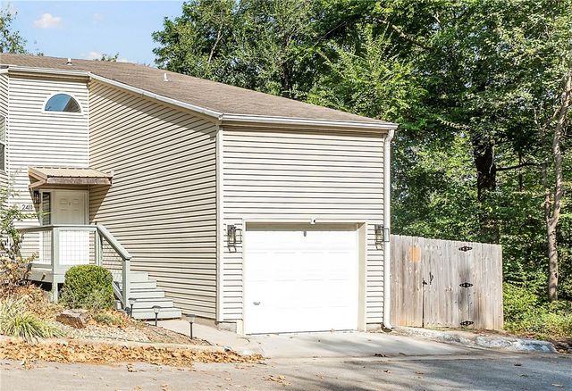 2411 N Bronze Tree Drive, Fayetteville, AR 72703
