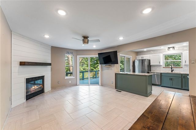 2411 N Bronze Tree Drive, Fayetteville, AR 72703