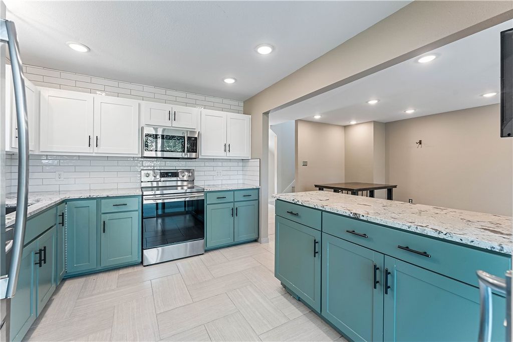 2411 N Bronze Tree Drive, Fayetteville, AR 72703