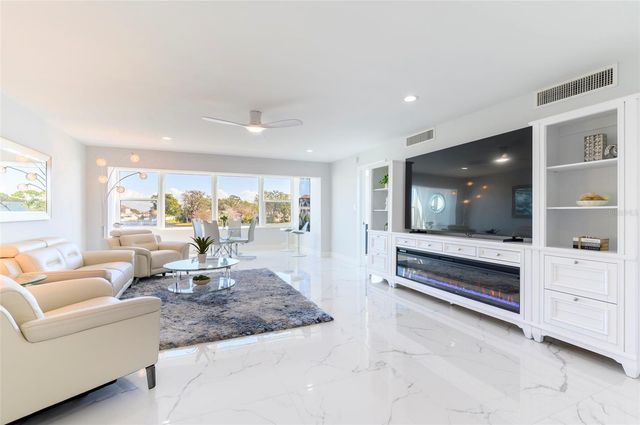 1365 SNELL ISLE BOULEVARD NE 2B, St Petersburg, FL 33704