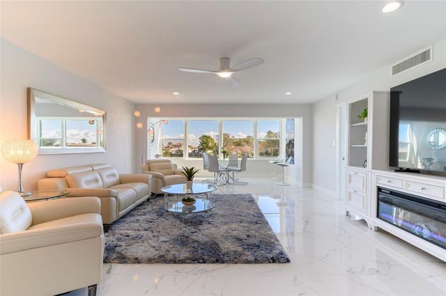 1365 SNELL ISLE BOULEVARD NE 2B, St Petersburg, FL 33704