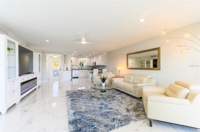 1365 SNELL ISLE BOULEVARD NE 2B, St Petersburg, FL 33704