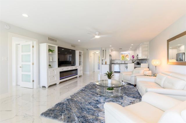 1365 SNELL ISLE BOULEVARD NE 2B, St Petersburg, FL 33704