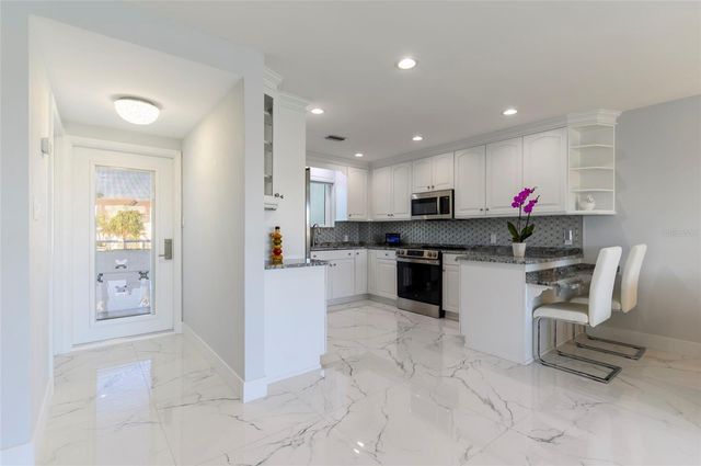 1365 SNELL ISLE BOULEVARD NE 2B, St Petersburg, FL 33704