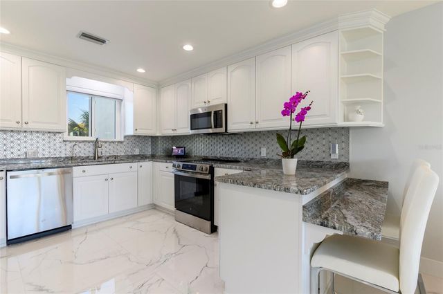 1365 SNELL ISLE BOULEVARD NE 2B, St Petersburg, FL 33704