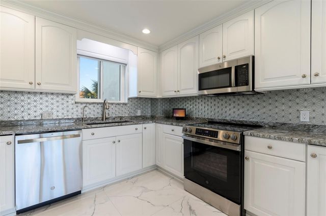 1365 SNELL ISLE BOULEVARD NE 2B, St Petersburg, FL 33704