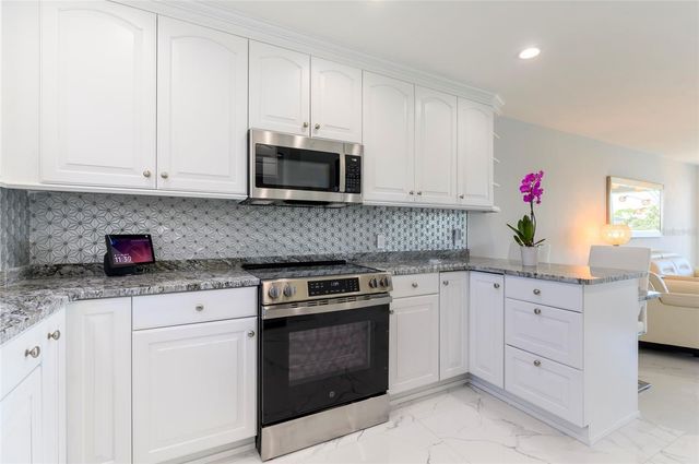 1365 SNELL ISLE BOULEVARD NE 2B, St Petersburg, FL 33704