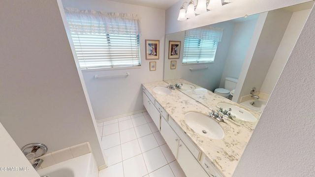 10900 Des Moines Avenue, Porter Ranch, CA 91326