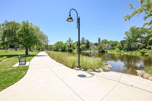 5604 W Peninsula DRIVE, Waterford, WI 53185