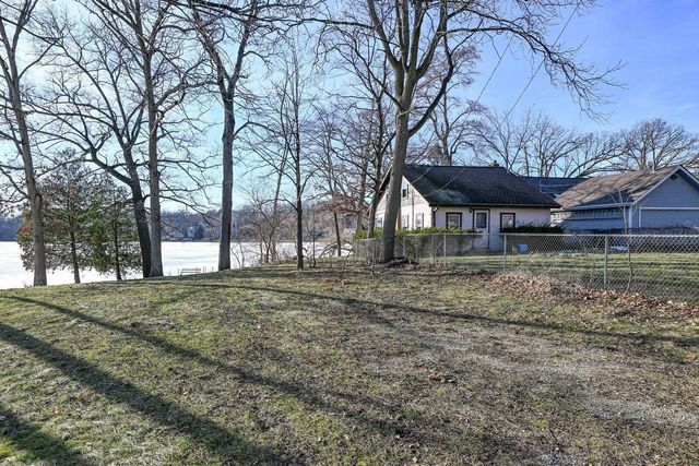 5604 W Peninsula DRIVE, Waterford, WI 53185