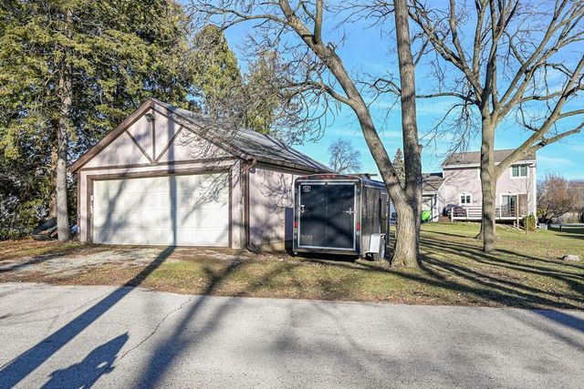 5604 W Peninsula DRIVE, Waterford, WI 53185