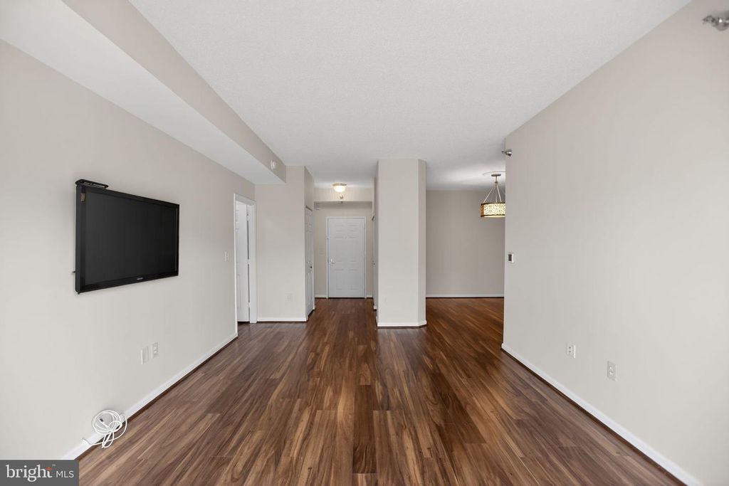 Image 5 of property listing at 2904 N LEISURE WORLD BLVD #207, Silver Spring, MD 20906