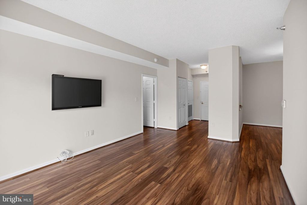 Image 7 of property listing at 2904 N LEISURE WORLD BLVD #207, Silver Spring, MD 20906