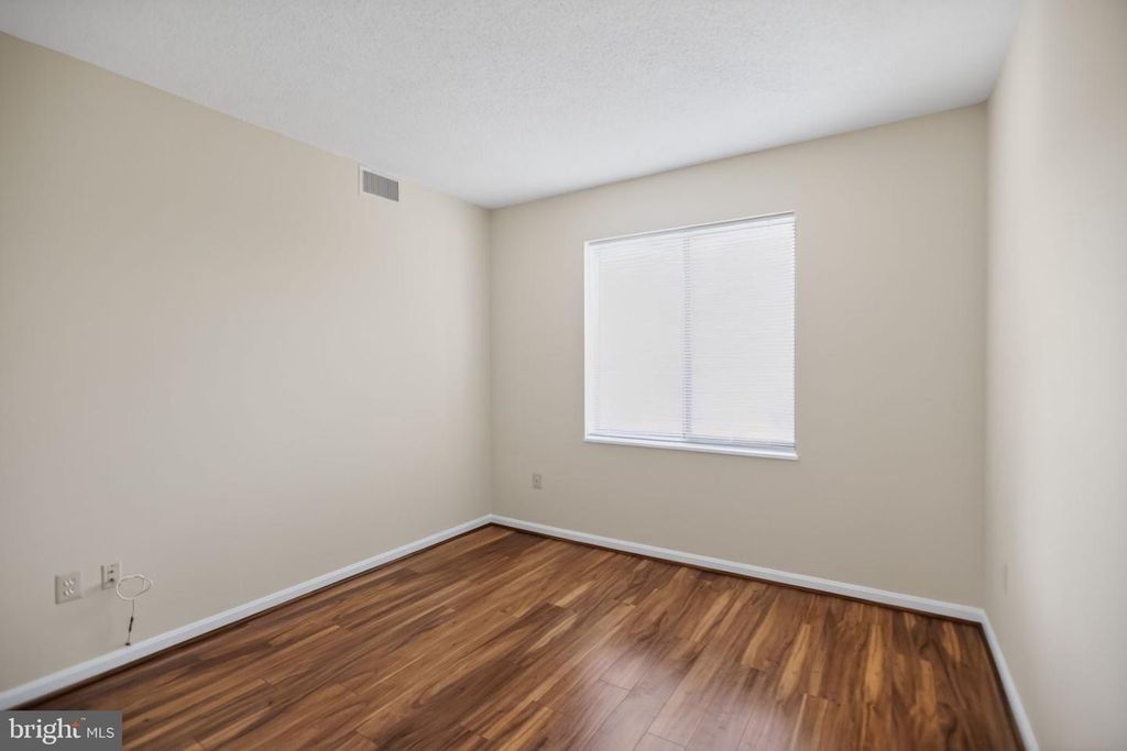 Image 8 of property listing at 2904 N LEISURE WORLD BLVD #207, Silver Spring, MD 20906