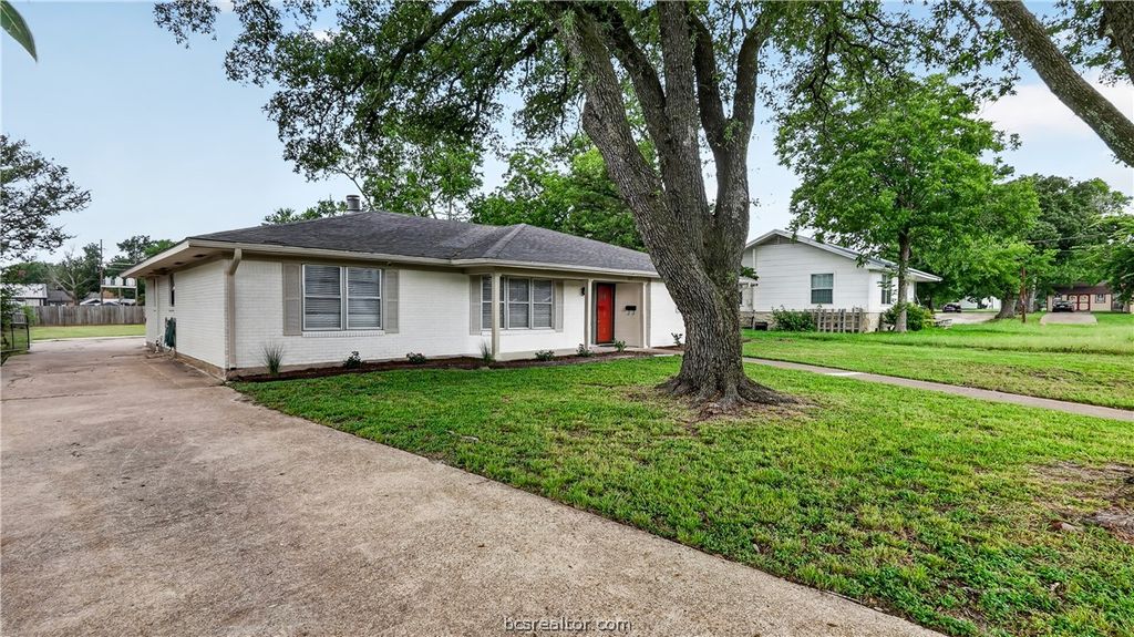 317 North Madison Street, Madisonville, TX 77864 — photo 2