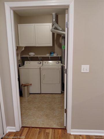 262 N Wixom Road, Wixom, MI 48393