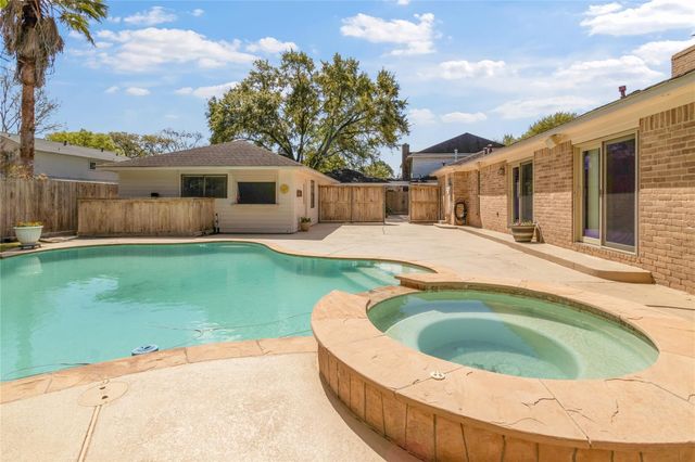 512 Chalmette Street, League City, TX 77573