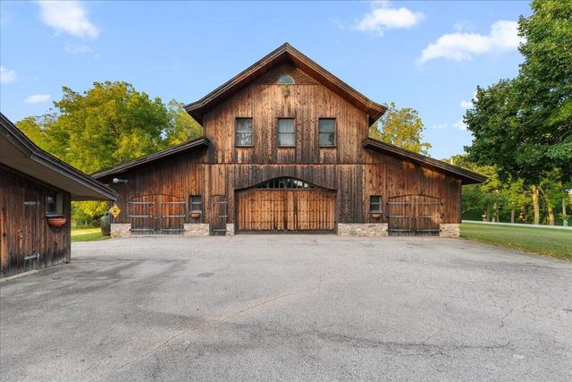 802 S Teut ROAD, Burlington, WI 53105