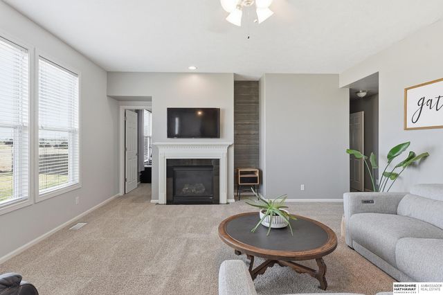 15802 Stony Circle, Omaha, NE 68136