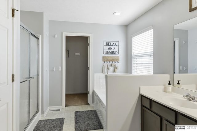 15802 Stony Circle, Omaha, NE 68136