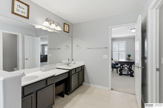 15802 Stony Circle, Omaha, NE 68136