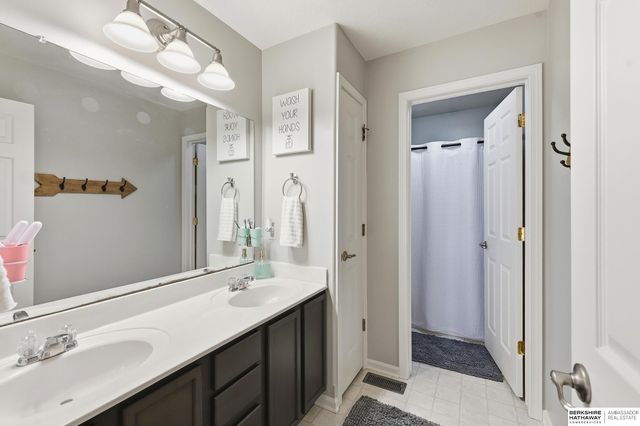 15802 Stony Circle, Omaha, NE 68136