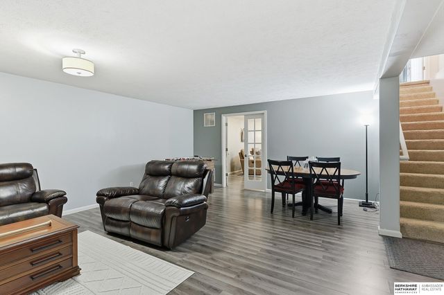 15802 Stony Circle, Omaha, NE 68136