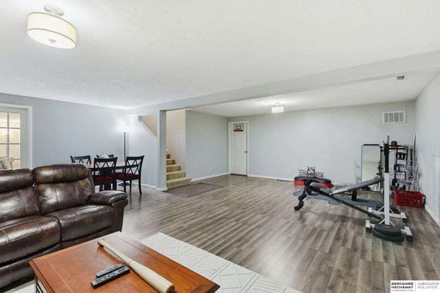 15802 Stony Circle, Omaha, NE 68136
