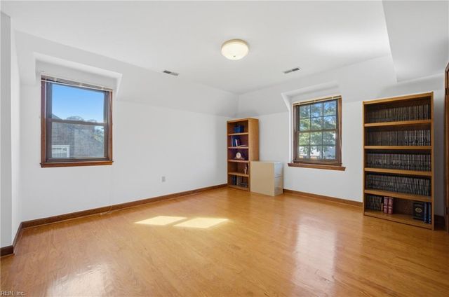 10 Canal DR, Poquoson, VA 23662