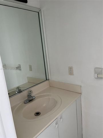 8031 NW 8th St 13, Miami, FL 33126