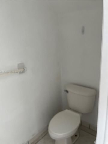 8031 NW 8th St 13, Miami, FL 33126