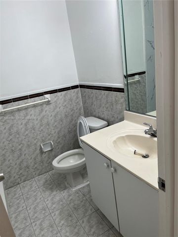 8031 NW 8th St 13, Miami, FL 33126