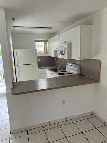 8031 NW 8th St 13, Miami, FL 33126