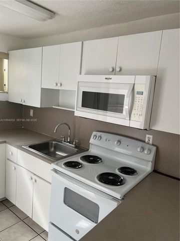 8031 NW 8th St 13, Miami, FL 33126