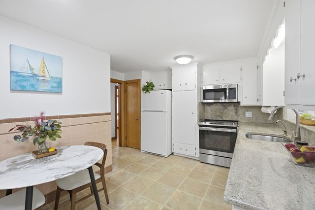 5 Crest Dr W, Dover, MA 02030