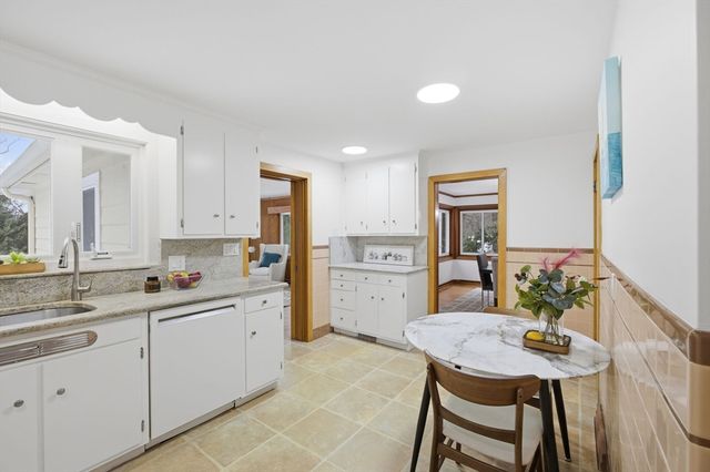 5 Crest Dr W, Dover, MA 02030