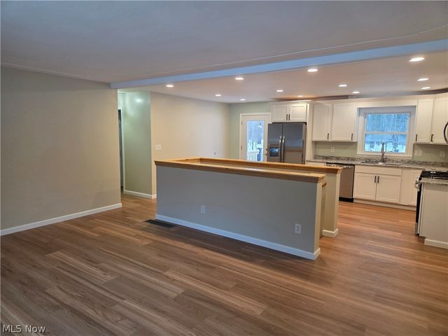 1075 NE River Road, Lake Milton, OH 44429
