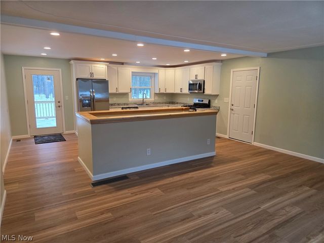 1075 NE River Road, Lake Milton, OH 44429