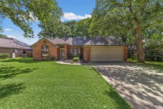 664 Parkridge Boulevard, Burleson, TX 76028