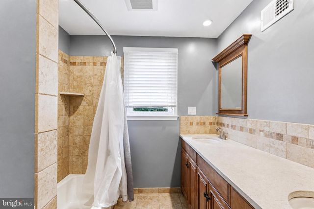 1002 TANNERIE RUN RD, Ambler, PA 19002
