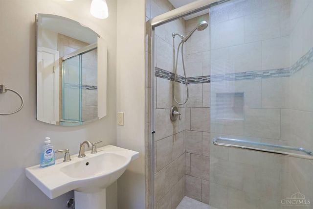 8488 Holiday Hills Drive, Cincinnati, OH 45255