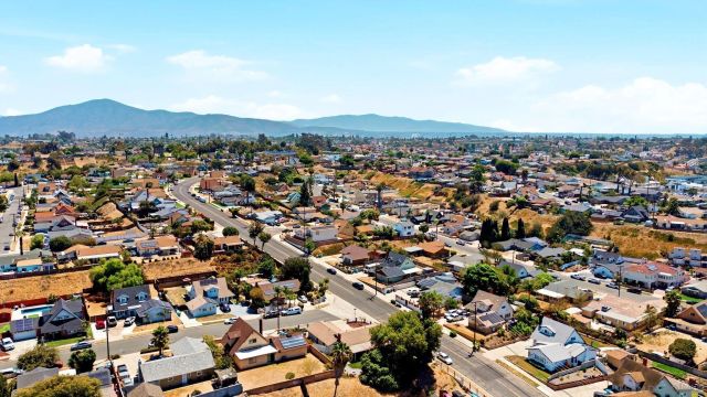 206 Los Reyes Dr, San Diego, CA 92114