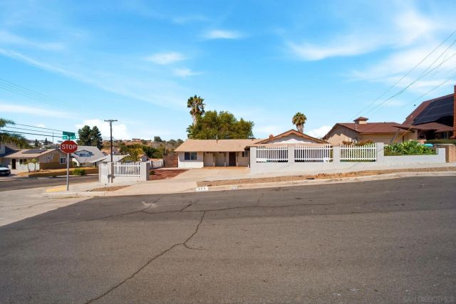 206 Los Reyes Dr, San Diego, CA 92114
